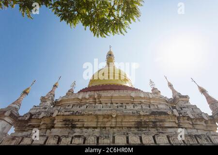 Blick aus der unteren Ecke auf die Kuppel eines Tempels in Old Bagan, Myanmar Stockfoto