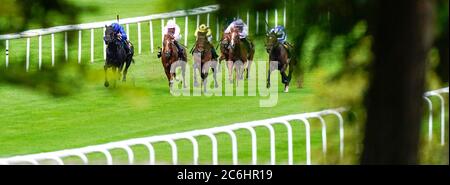 Andrea Atzeni auf Wise Glory (gelb) gewinnt das Cash Out bei bet365 Handicap am zweiten Tag des Moet and Chandon July Festivals auf der Newmarket Racecourse. Stockfoto