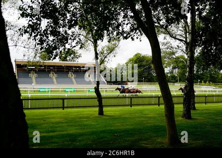 Andrea Atzeni auf Wise Glory (gelb) gewinnt das Cash Out bei bet365 Handicap am zweiten Tag des Moet and Chandon July Festivals auf der Newmarket Racecourse. Stockfoto