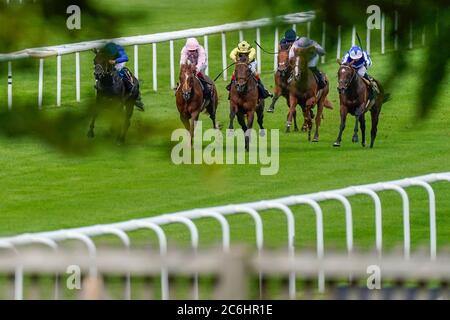 Andrea Atzeni auf Wise Glory (gelb) gewinnt das Cash Out bei bet365 Handicap am zweiten Tag des Moet and Chandon July Festivals auf der Newmarket Racecourse. Stockfoto