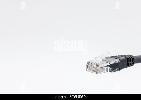 Nahaufnahme von mehrfarbigen Ethernet-Patchkabeln mit Details zu Steckern und Ummantelung. Stockfoto