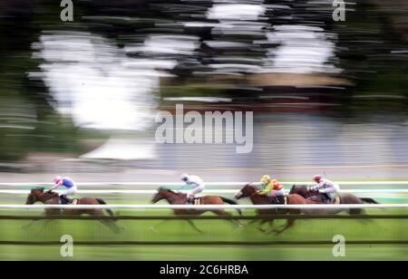 Han Solo Berger, geritten von Jockey George Wood (links) auf dem Weg zum Gewinn der Each Way Extra bei bet365 Handicap Stakes am zweiten Tag des Moet and Chandon July Festivals auf der Newmarket Racecourse. Stockfoto