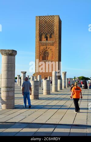 Rabat, Marokko - 18. November 2014: Nicht identifizierte Personen an der Stelle des Hassan-Turms, Wahrzeichen der Stadt Stockfoto