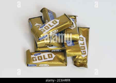 Ein Stapel von McVities Gold-Bars, Schokoriegel, in Verpackung. 2020 reduzierte Größe. Stockfoto