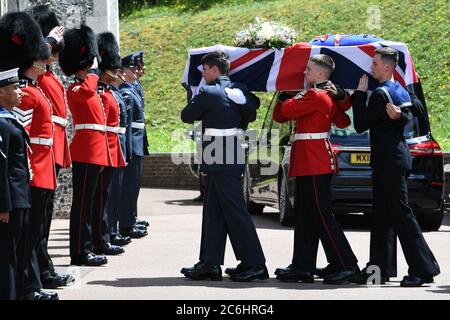 Servicepersonal trägt den Sarg der Herzensliebste Dame Vera Lynn in das Brighton Crematorium, East Sussex. Stockfoto