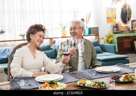 Paare mittleren Alters, die im Restaurant zum Abendessen trinken Stockfoto