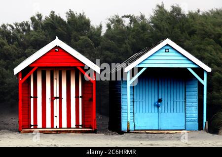 Strandhütten am West Wittering Strand an einem trüben grauen Julitag, Chichester, Großbritannien, 2020 Stockfoto