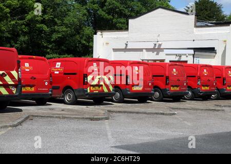 Royal Mail Lieferwagen geparkt in Leatherhead Sortierbüro, Leatherhead, Surrey, UK, Frühjahr 2020 Stockfoto