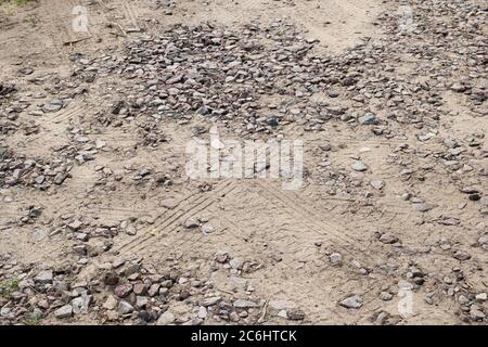 Spuren von Autoreifen im Sand Stockfoto