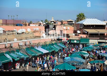 Marokko - 23. November 2014: Menschenmenge von nicht identifizierten Personen, Geschäften und Kiosken auf dem UNESCO-Weltkulturerbe Djemaa el-Fna Place Stockfoto