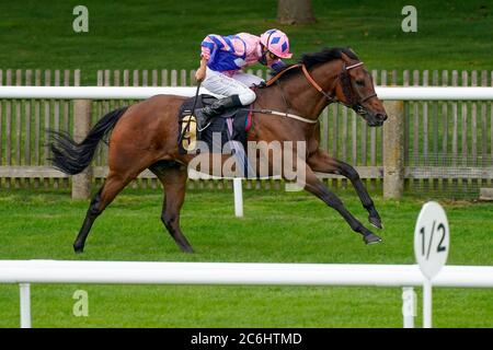 George Wood reitend Han Solo Berger gewinnt das Each Way Extra bei bet365 Handicap am zweiten Tag des Moet and Chandon July Festivals auf der Newmarket Racecourse. Stockfoto