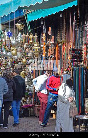 Marrakesch, Marokko - 23. November 2014: Unbekannte Menschen und verschiedene Geschäfte im Souk von Djemaa el-Fna Stockfoto