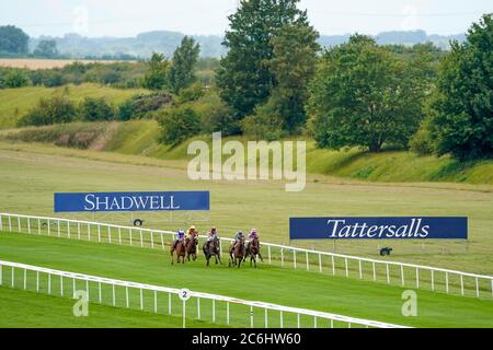 George Wood reitend Han Solo Berger (pink) gewinnt das Each Way Extra bei bet365 Handicap am zweiten Tag des Moet and Chandon July Festivals auf der Newmarket Racecourse. Stockfoto