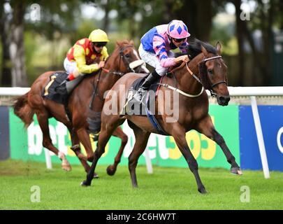 Han Solo Berger und George Wood gewinnen die Each Way Extra bei bet365 Handicap Stakes am zweiten Tag des Moet and Chandon July Festivals auf der Newmarket Racecourse. Stockfoto