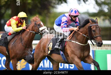 Han Solo Berger und George Wood gewinnen die Each Way Extra bei bet365 Handicap Stakes am zweiten Tag des Moet and Chandon July Festivals auf der Newmarket Racecourse. Stockfoto