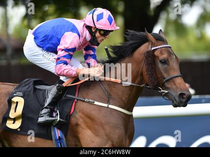 Han Solo Berger und George Wood gewinnen die Each Way Extra bei bet365 Handicap Stakes am zweiten Tag des Moet and Chandon July Festivals auf der Newmarket Racecourse. Stockfoto