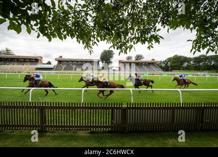 Han Solo Berger und George Wood gewinnen die Each Way Extra bei bet365 Handicap Stakes am zweiten Tag des Moet and Chandon July Festivals auf der Newmarket Racecourse. Stockfoto