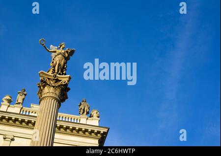 Goldene Statue der Muse, Quelle der Inspiration, auf Säule, Rudolfinum, Prag, Tschechien - Skulptur der schönen Frau, Renaissance revi Stockfoto