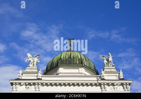 Schlesisches Museum, Opava. Wunderschönes altes historisches Gebäude im klassizistischen/Renaissance Stil. Statue des Genius auf der Spitze der Kuppel. Symmetrische Ablenkung Stockfoto