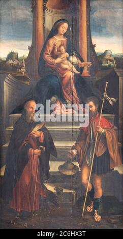 FERRARA, ITALIEN - 30. JANUAR 2020: Das Gemälde der Madonna mit den heiligen Hieronymus und Jakobus in der Kirche Chiesa di Santa Maria in Vado. Stockfoto