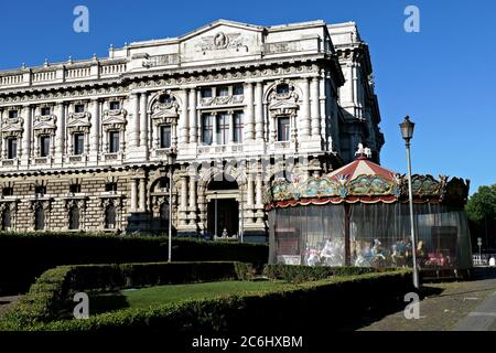 Traditionelles Karussell während der Coronavirus 19 Sperre geschlossen. Menschenleere Straße. Rom Stadtzentrum, Italien, Europa Stockfoto