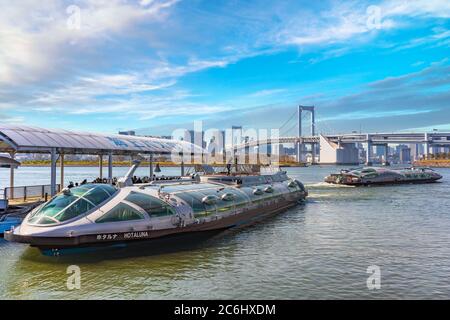 tokio, japan - märz 01 2020: Japanischer Raumschiff-geformter Wasserbus, entworfen vom Manga-Künstler Reiji Matsumoto, der auf dem Ponton der TOKYO-KREUZFAHRT Odaiba SE festgemacht ist Stockfoto