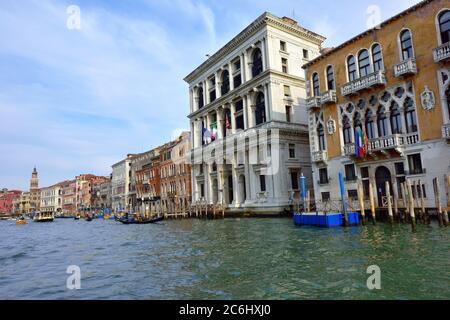 VENEDIG, ITALIEN - 24. SEPTEMBER 2014: Blick auf den Canal Grande in Venedig bei Sonnenuntergang. Der Canal Grande ist der größte Kanal in Venedig, Italien. Stockfoto