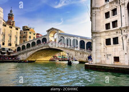 VENEDIG, ITALIEN-24. SEPTEMBER 2014: Die Rialtobrücke (Ponte Di Rialto) mit Touristen in Venedig bei Sonnenuntergang. Diese Brücke ist die älteste Brücke über den Grand Stockfoto