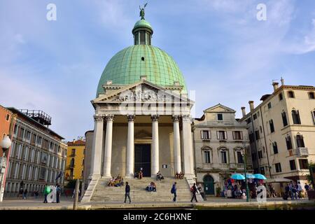 VENEDIG, ITALIEN - 24. SEPTEMBER 2014: Blick auf die Chiesa de San Simeone Piccolo im Canale Grande bei Sonnenuntergang. Venedig ist einer der beliebtesten Touris Stockfoto