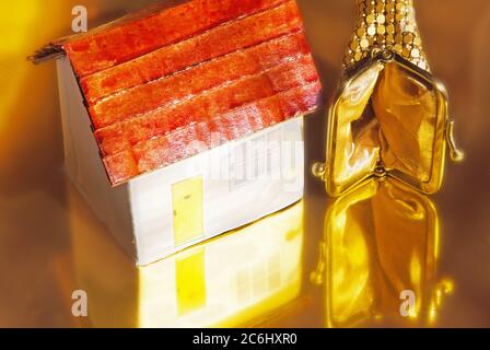 Bild des Finanzkonzepts. Kosten von Covid 19 zu Wirtschaft und Einsparungen. Spielzeughaus. Leere Geldbörse. Idee Mangel an Bargeld, Kosten von Virus für Einzelpersonen. Stockfoto
