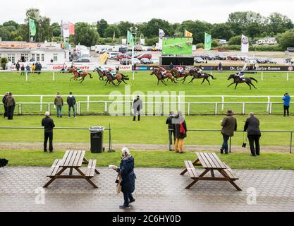 Hamburg Horn, Deutschland. Juli 2020. Pferderennen: Galopp, Derby Hamburg: Im Regen galoppieren die Jockeys auf ihren Pferden über die Strecke. Aufgrund der Corona-Pandemie wird das Galopptreffen auf drei Tage verkürzt. Quelle: Daniel Bockwoldt/dpa/Alamy Live News Stockfoto