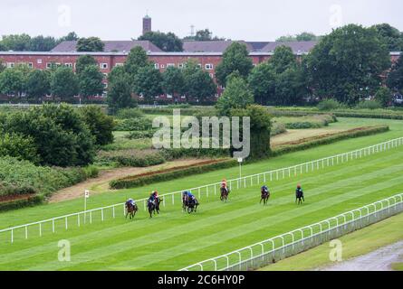 Hamburg Horn, Deutschland. Juli 2020. Pferderennen: Galopp, Derby Hamburg: Im Regen galoppieren die Jockeys auf ihren Pferden über die Strecke. Aufgrund der Corona-Pandemie wird das Galopptreffen auf drei Tage verkürzt und findet erstmals ohne Zuschauer statt. Quelle: Daniel Bockwoldt/dpa/Alamy Live News Stockfoto