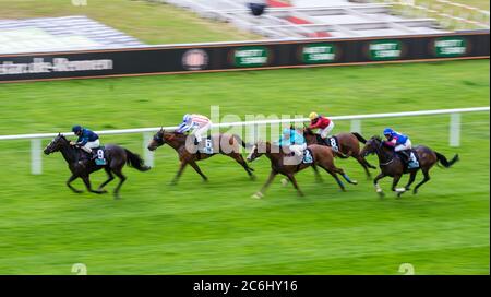 Hamburg Horn, Deutschland. Juli 2020. Pferderennen: Galopp, Derby Hamburg: Im Regen galoppieren die Jockeys auf ihren Pferden über die Strecke. Aufgrund der Corona-Pandemie wird das Galopptreffen auf drei Tage verkürzt und findet erstmals ohne Zuschauer statt. Quelle: Daniel Bockwoldt/dpa/Alamy Live News Stockfoto