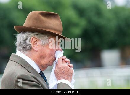 Hamburg Horn, Deutschland. Juli 2020. Pferderennen: Galopp, Hamburg Derby: Albert Darboven, Vizepräsident des Hamburg Racing Club (HRC), bläst sich die Nase. Aufgrund der Corona-Pandemie wird das Galopptreffen auf drei Tage verkürzt. Quelle: Daniel Bockwoldt/dpa/Alamy Live News Stockfoto