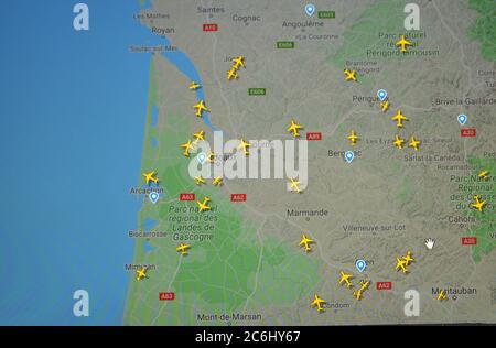 Flugverkehr über Bordeaux Region (10 juli 2020, UTC 09.55) im Internet mit Flightradar 24 Website von Svenska Resenätverket ab Stockfoto