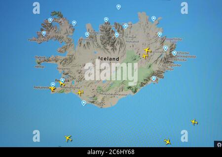 Flugverkehr über Island (10. juli 2020, UTC 09.36) im Internet mit Flightradar 24 Website von Svenska Resenätverket ab Stockfoto