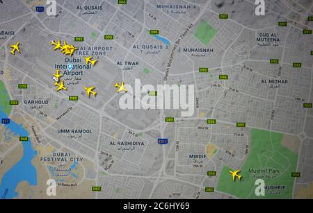 Flugverkehr auf dem internationalen Flughafen Dubai (10. juli 2020, UTC 09.42) im Internet mit Flightradar 24 Website von Svenska Resenätverket ab Stockfoto