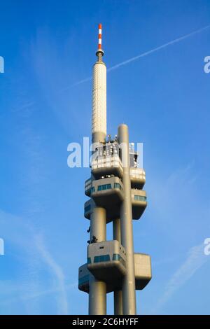 Zizkov Fernsehturm, Prag, Tschechien / Tschechien - moderner Kommunikationsturm und Signalgeber, futuristisches Gebäude als hoher Landmar Stockfoto