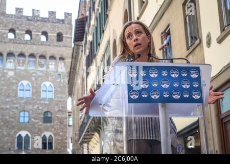 Florenz, FI, Italien. Juli 2020. Pressekonferenz auf der Piazza della Signoria des Präsidenten der politischen Partei ''Fratelli D'Italia'' Giorgia Meloni Credit: Marco Pasquini/ZUMA Wire/Alamy Live News Stockfoto