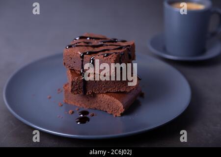 Brownie-Kuchen mit Schokoladensauce. Hausgemachte Schokoladendessert. Ein beliebter dunkler Schokoladenkuchen. Nahaufnahme. Stockfoto