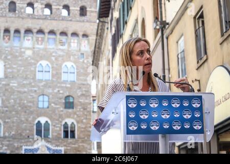 Florenz, FI, Italien. Juli 2020. Pressekonferenz auf der Piazza della Signoria des Präsidenten der politischen Partei ''Fratelli D'Italia'' Giorgia Meloni Credit: Marco Pasquini/ZUMA Wire/Alamy Live News Stockfoto