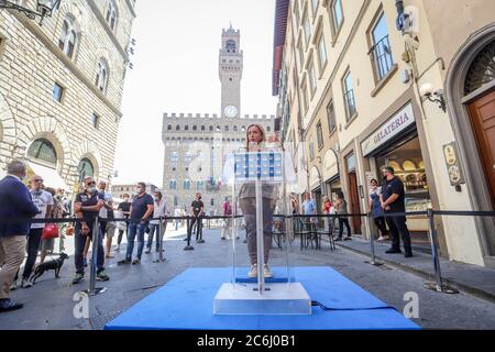 Florenz, FI, Italien. Juli 2020. Pressekonferenz auf der Piazza della Signoria des Präsidenten der politischen Partei ''Fratelli D'Italia'' Giorgia Meloni Credit: Marco Pasquini/ZUMA Wire/Alamy Live News Stockfoto