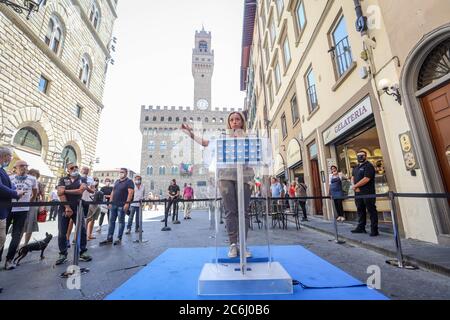 Florenz, FI, Italien. Juli 2020. Pressekonferenz auf der Piazza della Signoria des Präsidenten der politischen Partei ''Fratelli D'Italia'' Giorgia Meloni Credit: Marco Pasquini/ZUMA Wire/Alamy Live News Stockfoto