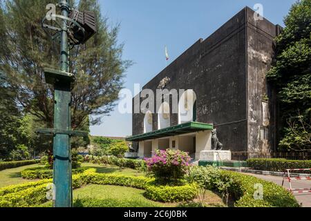 Schräge Ansicht der westlichen Höhe von Südwesten der Convocation Hall, mit drei gewölbten Türen von Thomas Oliphant Foster entworfen. Yangon University, Stockfoto