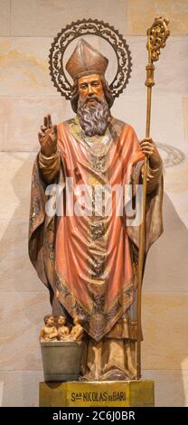 BARCELONA, SPANIEN - 3. MÄRZ 2020: Die geschnitzte polychrome Statue des Hl. Nikolaus in der Kirche Iglesia Sant Ramon De Penyafort. Stockfoto