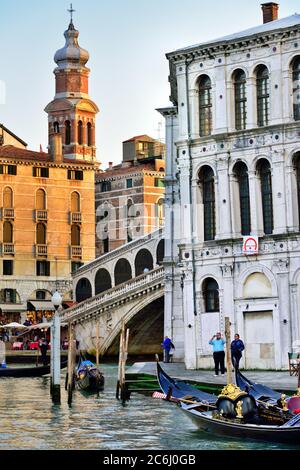 VENEDIG, ITALIEN - 24. SEPTEMBER 2014: Die Rialtobrücke (Ponte Di Rialto) mit Touristen in Venedig bei Sonnenuntergang. Diese Brücke ist die älteste Brücke über den Ga Stockfoto