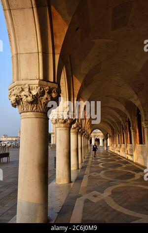 VENICE-SEP 27, 2014: Kolonnade Palazzo Ducale bei Sonnenaufgang in Venedig, Italien. Der Palast, der früher Dogenresidenz und heute Museum war, ist einer der Dogen Stockfoto