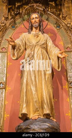 BARCELONA, SPANIEN - 3. MÄRZ 2020: Die geschnitzte polychrome Statue des Herzens Jesu in der Kirche Iglesia Sant Ramon De Penyafort. Stockfoto