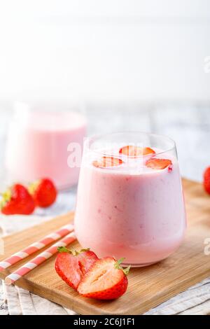 Erdbeermilchshake oder Smoothie mit Beeren. Entgiftungsgetränk. Stockfoto