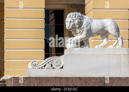 Sankt Petersburg, gusseiserne Statue eines Löwen am Eingang des Russischen Museums Stockfoto
